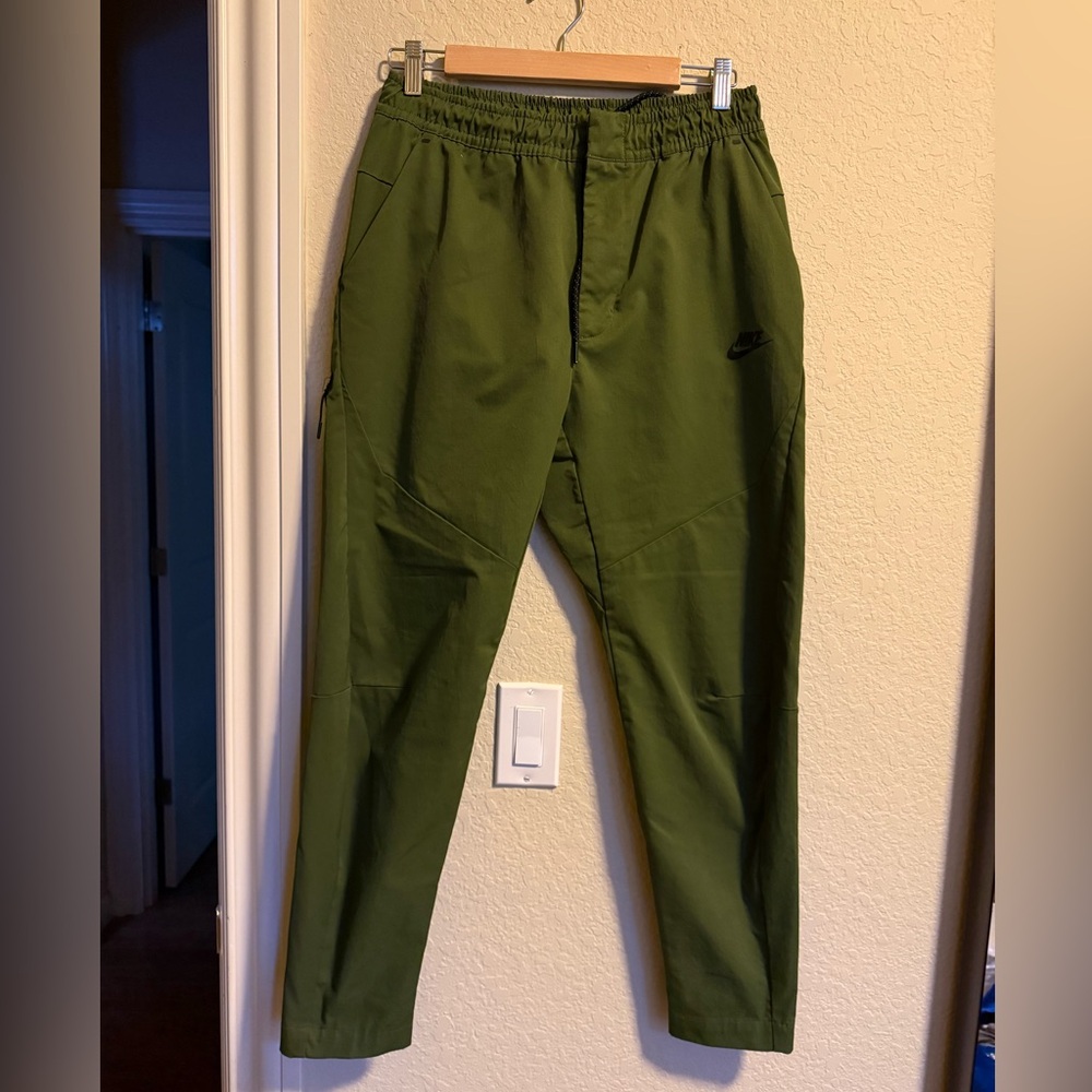 Nike men’s medium tech woven commuter pants - olive green